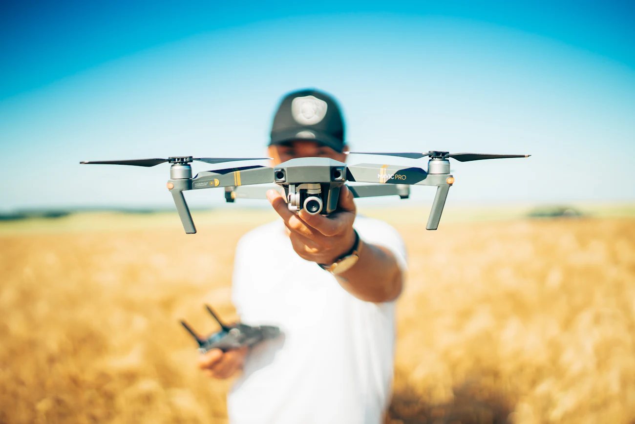 Drone professionale che esegue un volo di rilievo